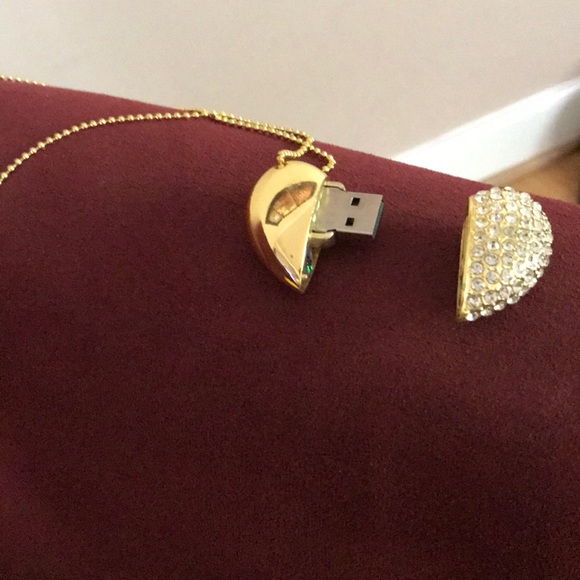 Heart shaped 64 GB USB Necklace - Picture 2 of 4